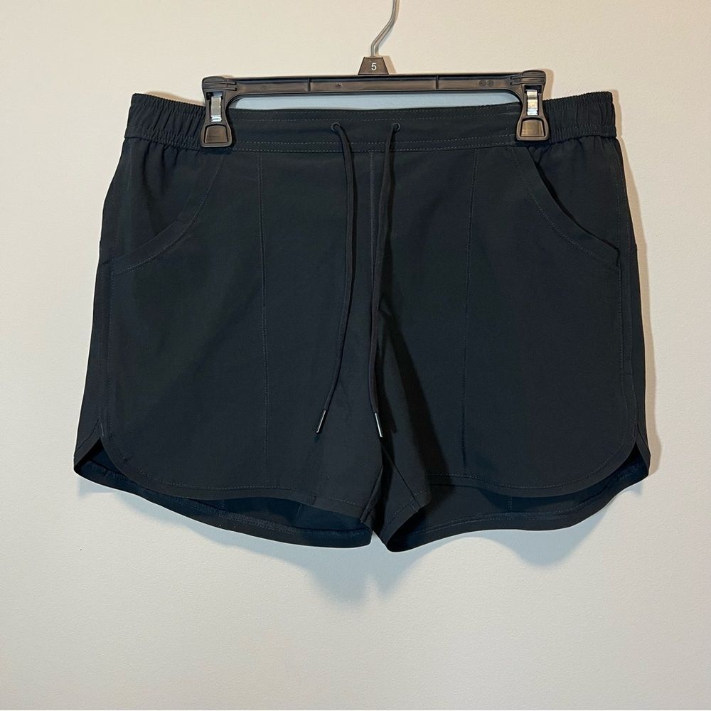 Lands’ End Women’s Black Athletic Shorts 10